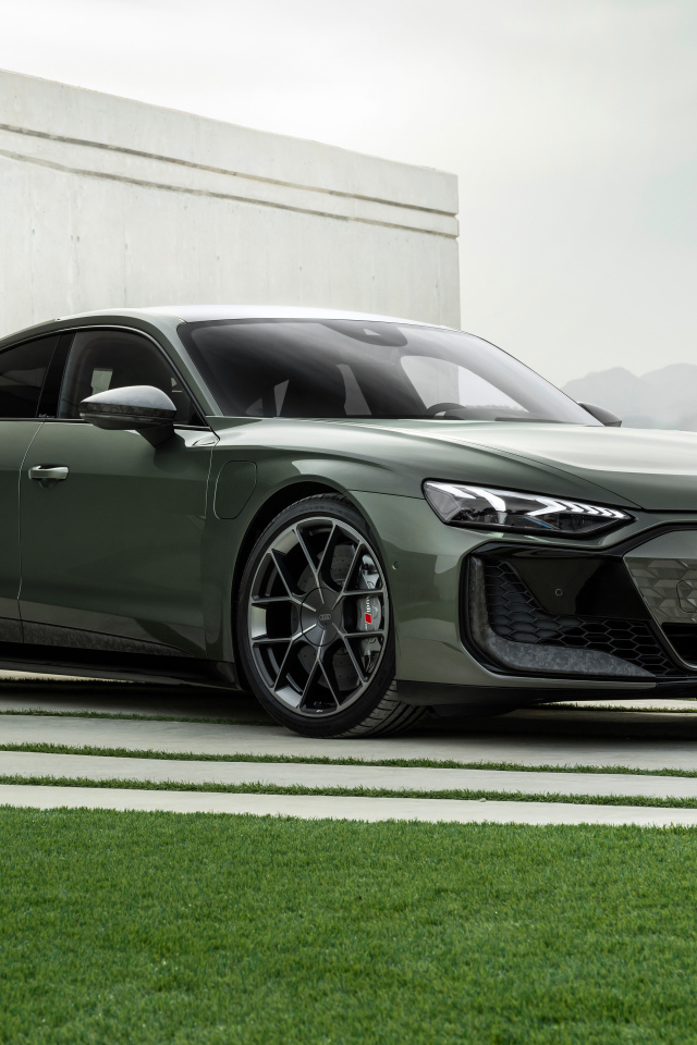 Автомобиль Audi RS e-tron GT performance 2024 года болотного цвета