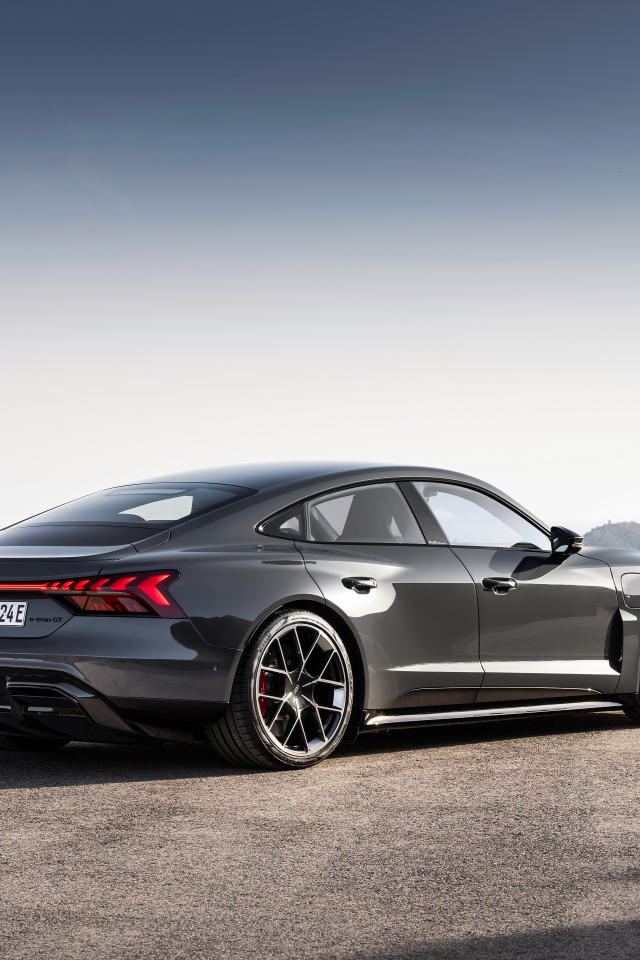 Автомобиль Audi RS e-tron GT 2024 года вид сзади