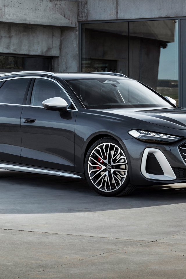 Автомобиль  Audi S5 Avant TFSI quattro 2024 года у здания