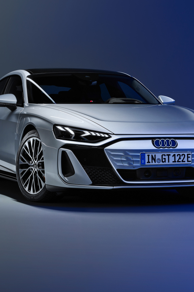 Автомобиль Audi S e-tron GT 2024 года на сером фоне