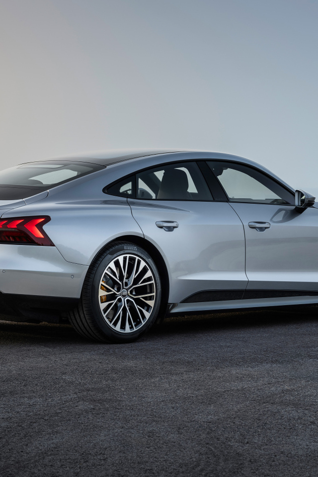 Вид сзади на автомобиль Audi S e-tron GT 2024 года