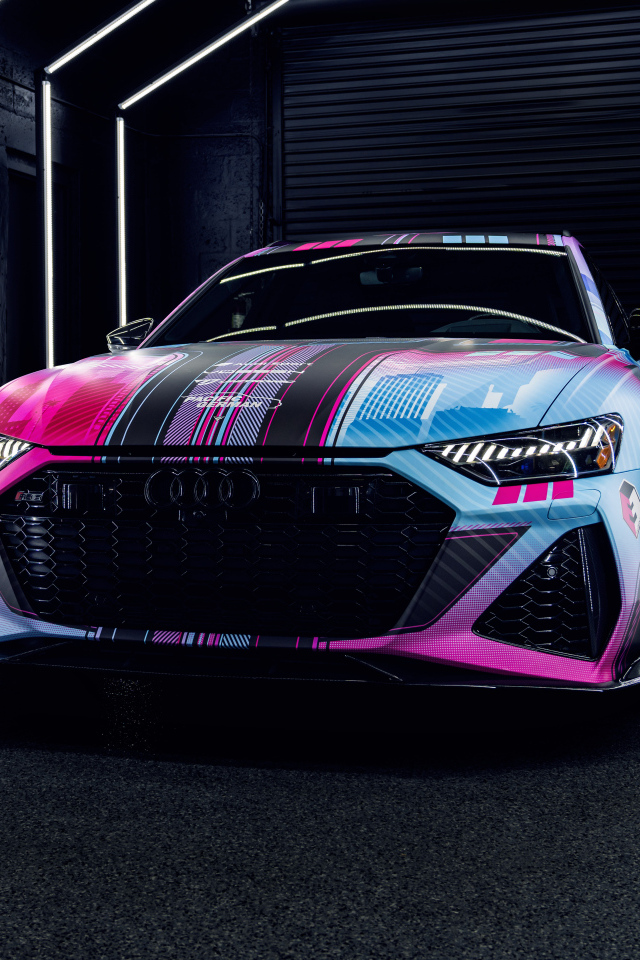 Автомобиль Audi RS6  на зарядке