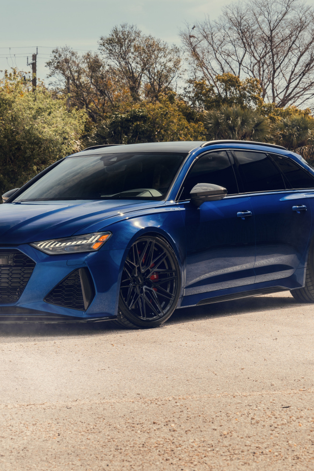 Синий автомобиль Audi RS6 Avant