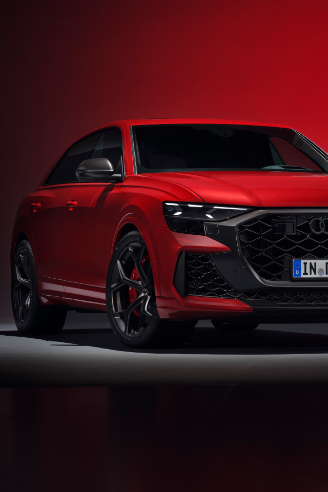 Вид спереди на красный автомобиль Audi RS Q8 performance 2024 года