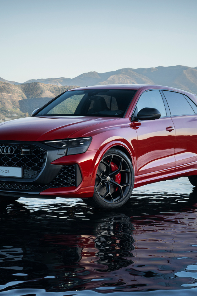 Красный Audi RS Q8 performance 2024 года в воде