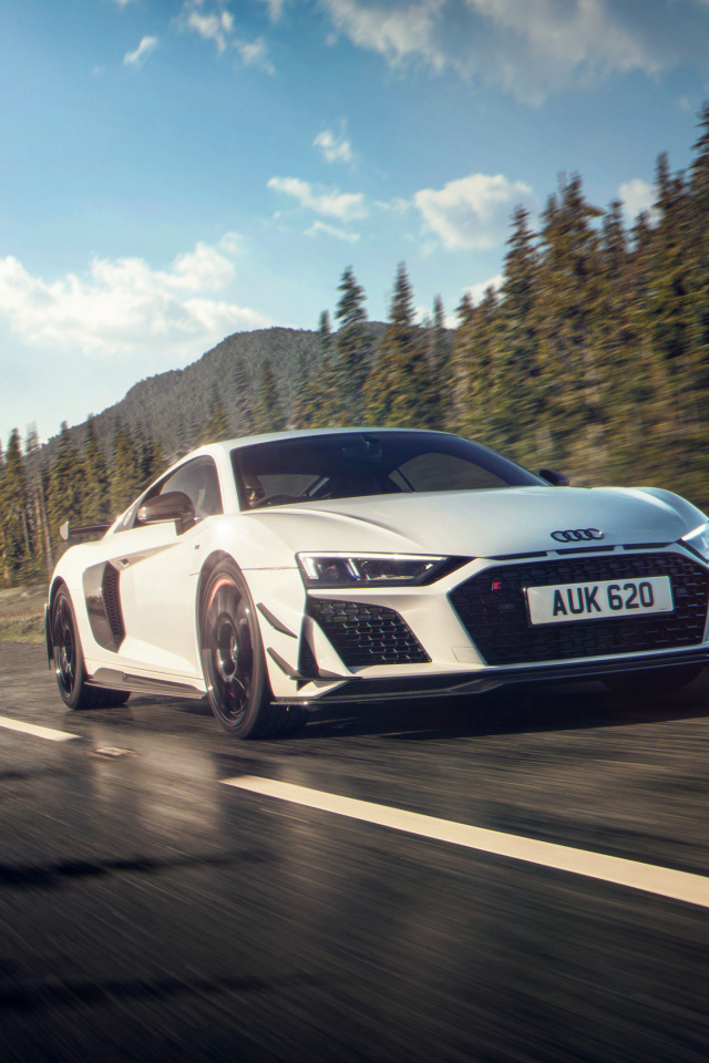 Белый автомобиль Audi R8 coupé V10 GT