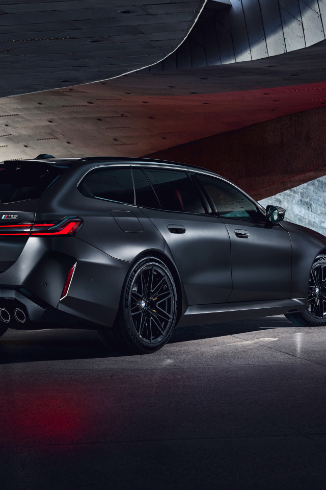 Автомобиль BMW M5 Touring 2024 года вид сзади