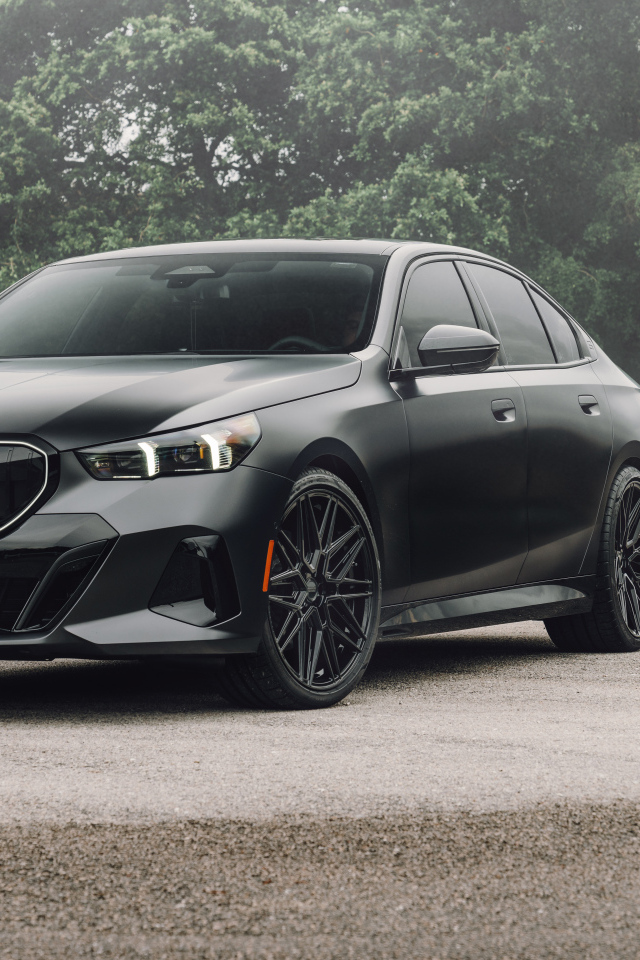 Черный автомобиль BMW 530i Matte