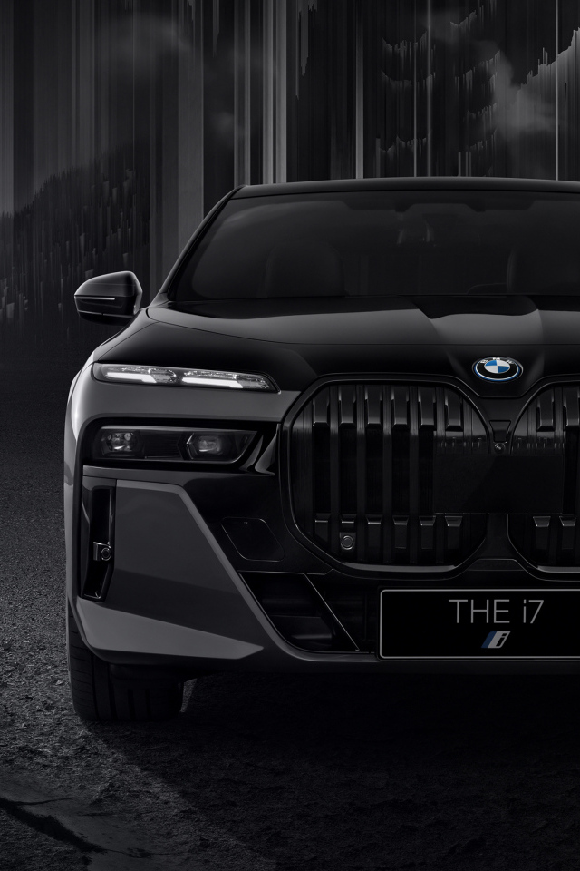 Вид спереди на автомобиль BMW i7