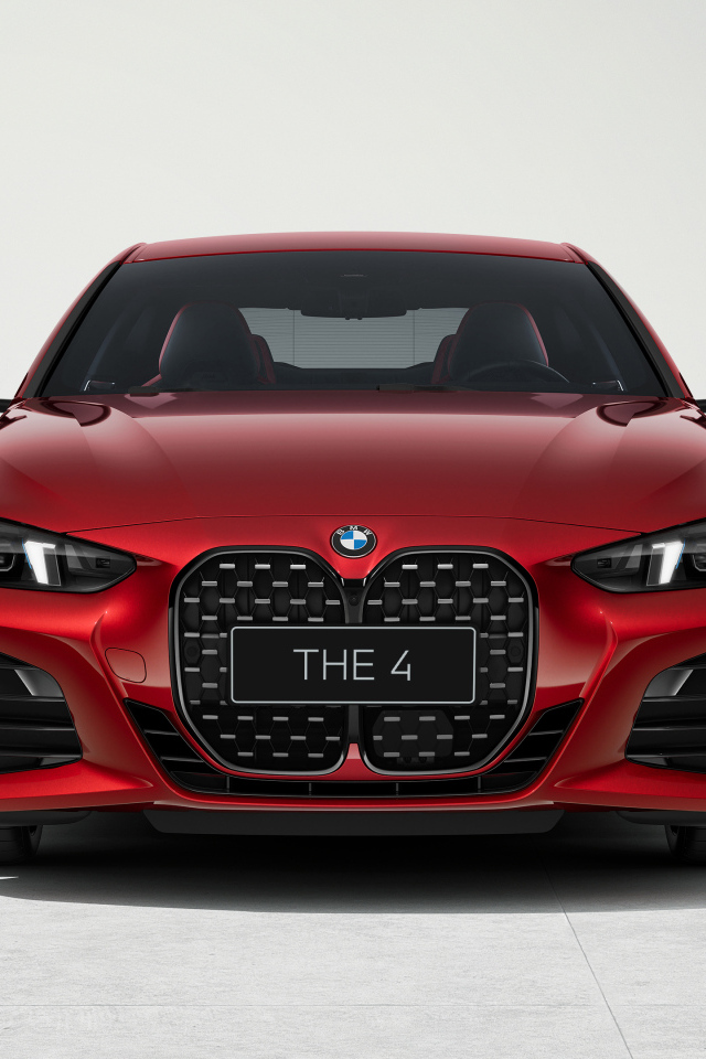 Вид спереди на красный автомобиль BMW 430i Coupé M Sport 2024 года