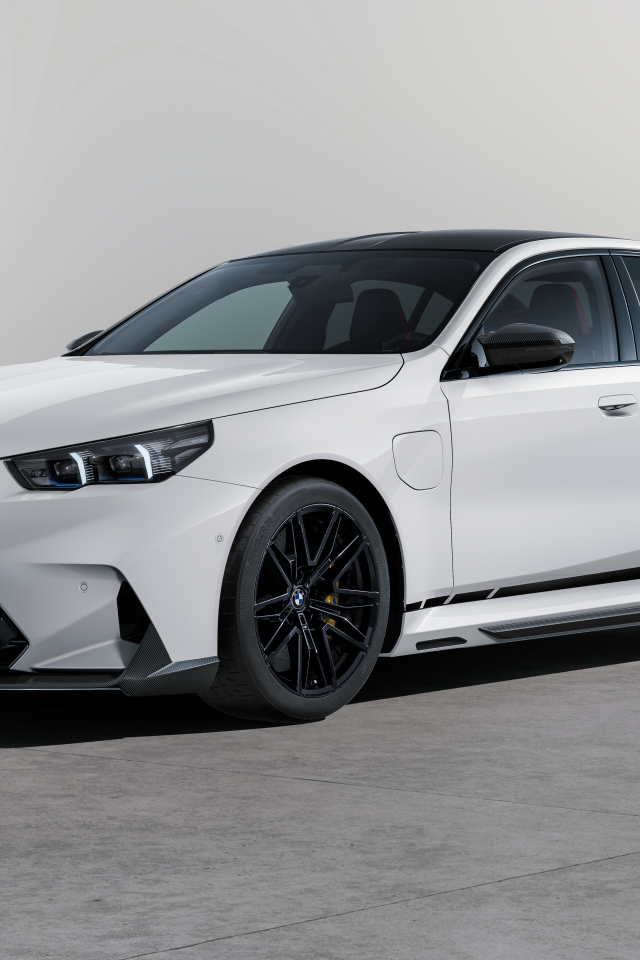 Белый автомобиль BMW M5 M  вид спереди