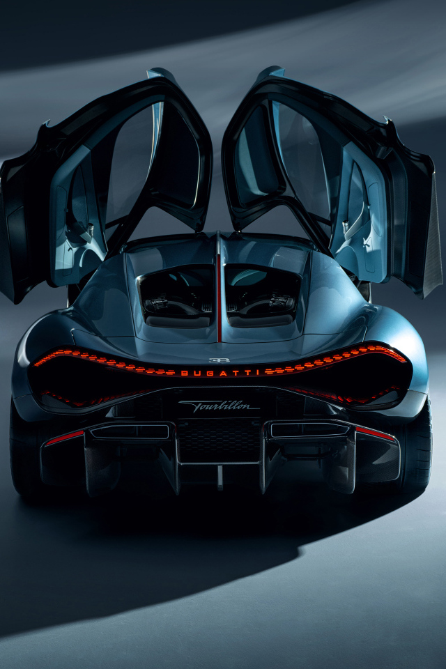 Вид сзади на автомобиль Bugatti Tourbillon 2024 года