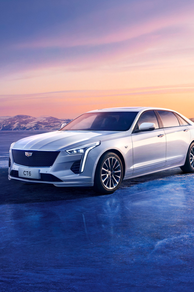 Автомобиль Cadillac CT6 Platinum на фоне красивого неба