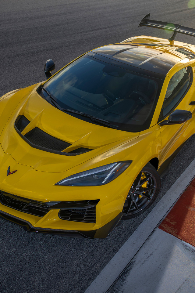 Желтый спортивный автомобиль Chevrolet Corvette ZR1 Coupe ZTK Package 2025 года