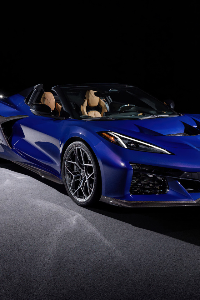 Синий автомобиль Chevrolet Corvette ZR1, 2025 года