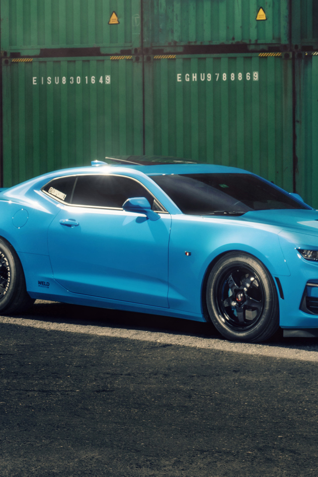 Автомобиль Chevy Camaro голубого цвета