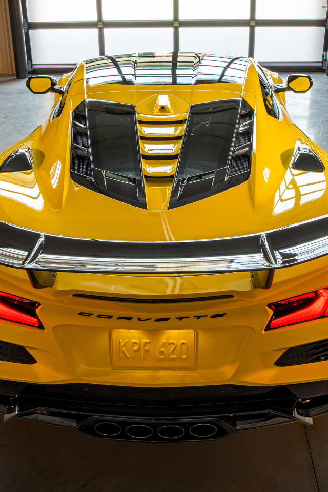 Вид сзади на желтый автомобиль Chevrolet Corvette ZR1 Coupe ZTK Package  2025 года