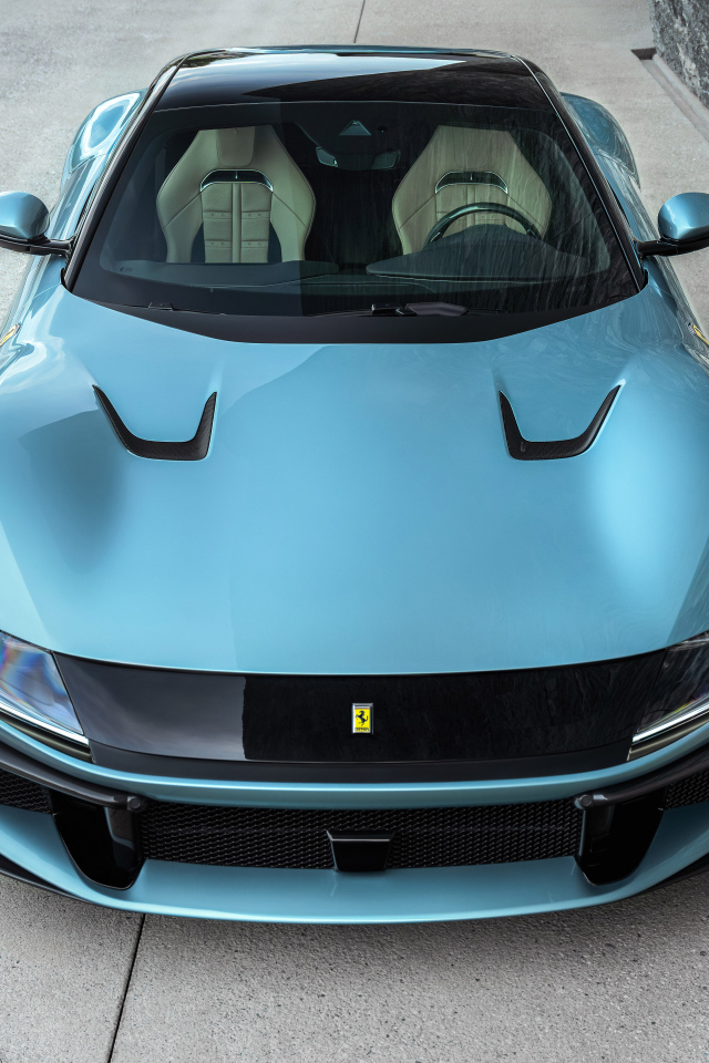 Голубой автомобиль Ferrari 12Cilindri 2024 года вид спереди