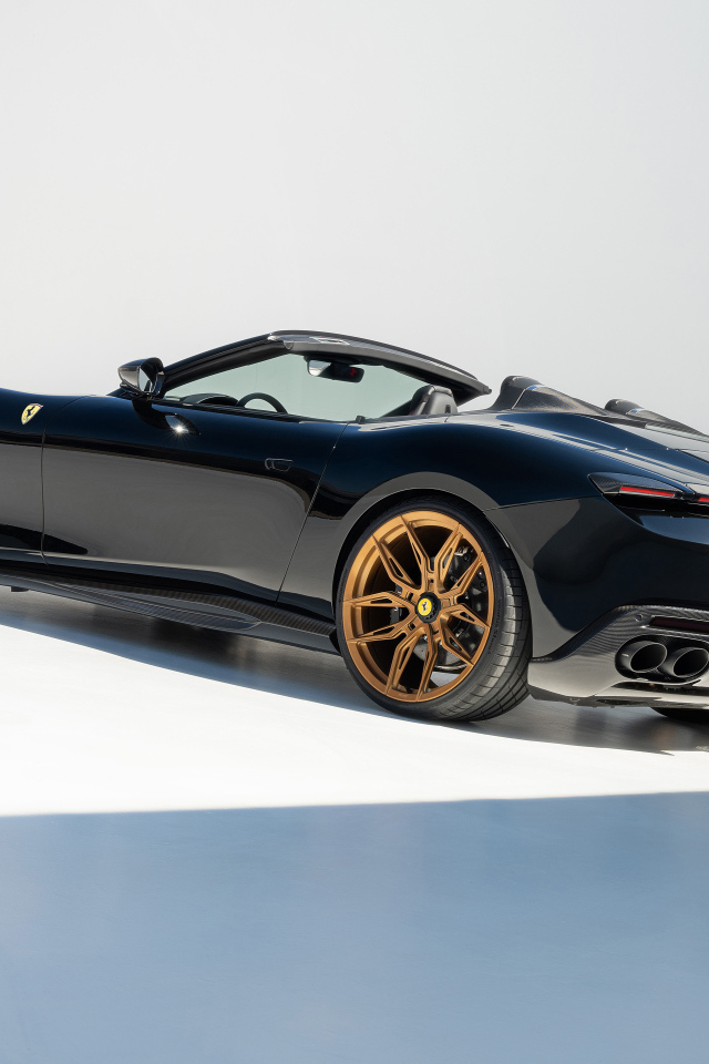 Черный автомобиль Novitec Ferrari Roma Spider 2024 года вид сзади