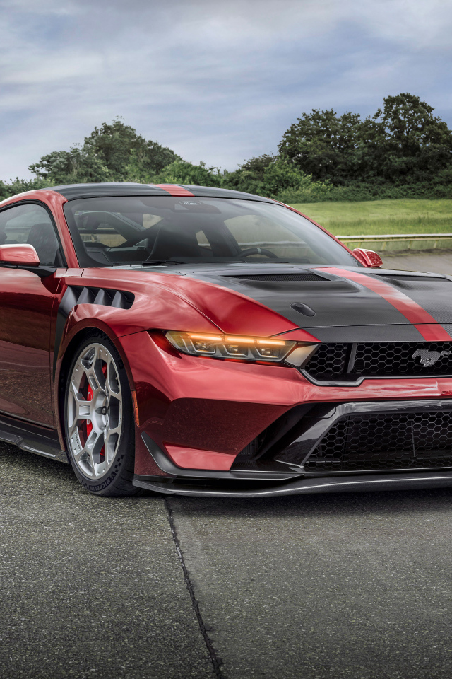 Красный автомобиль Ford Mustang GTD Performance Pack 2025 года