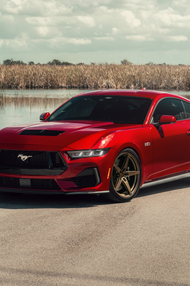 Красный Ford Mustang S650 у воды