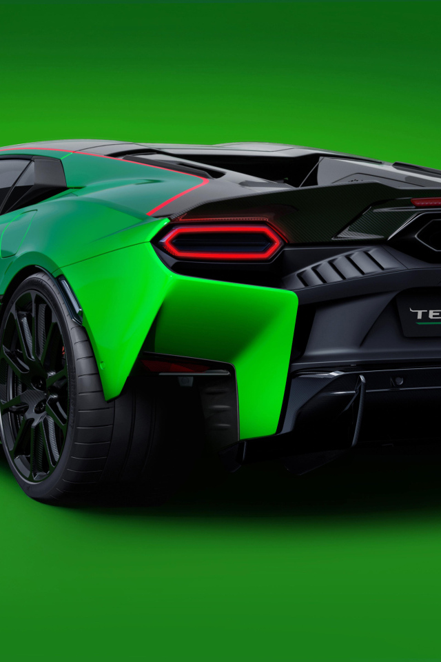Автомобиль Lamborghini Temerario Alleggerita 2024 года на зеленом фоне