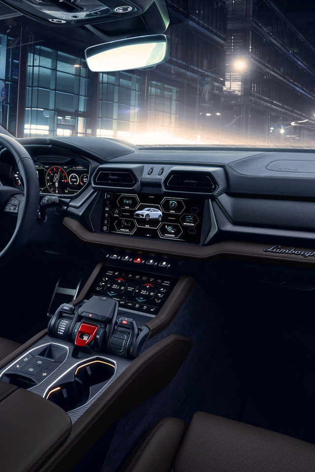 Салон автомобиля Lamborghini Urus SE 2024 года
