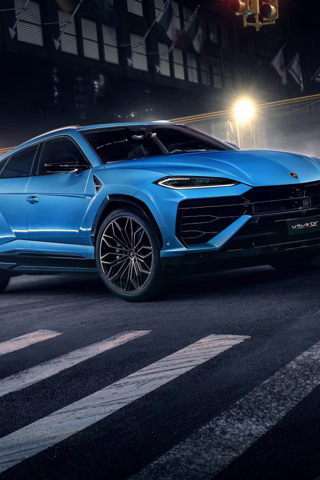 Автомобиль Lamborghini Urus SE 2024 года на улице ночью
