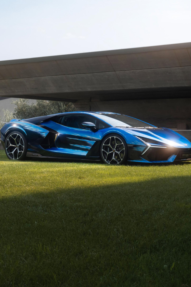 Синий Lamborghini Revuelto Opera Unica 2024 года на зеленой траве