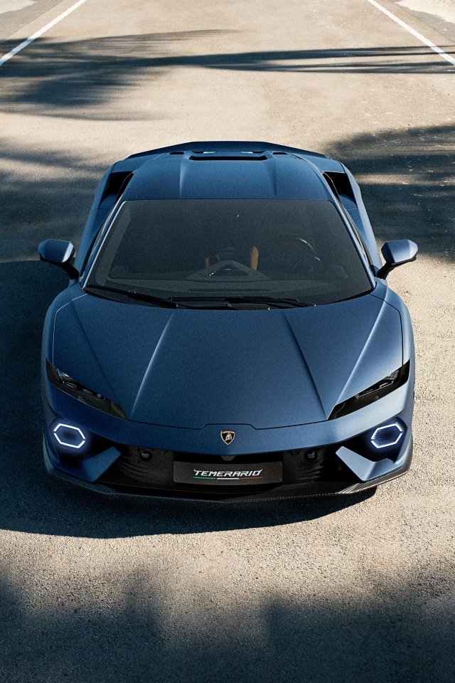 Автомобиль Lamborghini Temerario на дороге