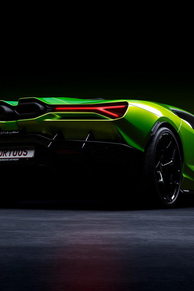 Вид сзади на автомобиль Lamborghini Revuelto на черном фоне