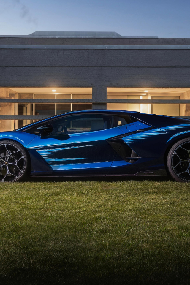 Вид сбоку на синий спорткар Lamborghini Revuelto Opera Unica 2024 года