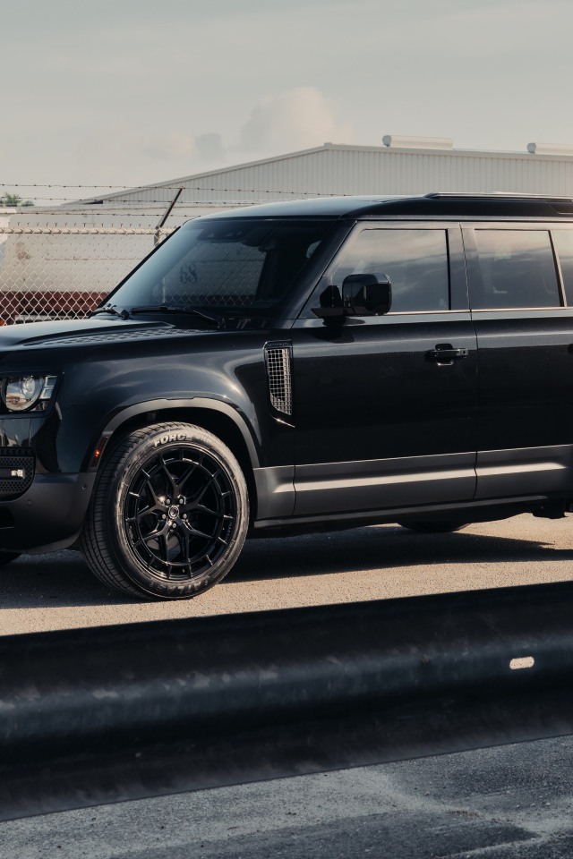 Большой черный Land Rover Defender