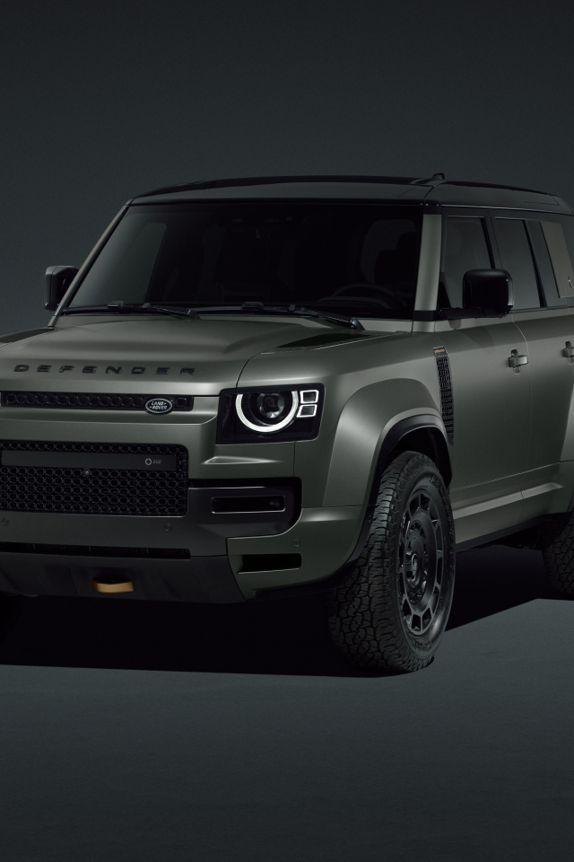 Вид спереди на внедорожник Land Rover Defender OCTA Edition One 2024 года