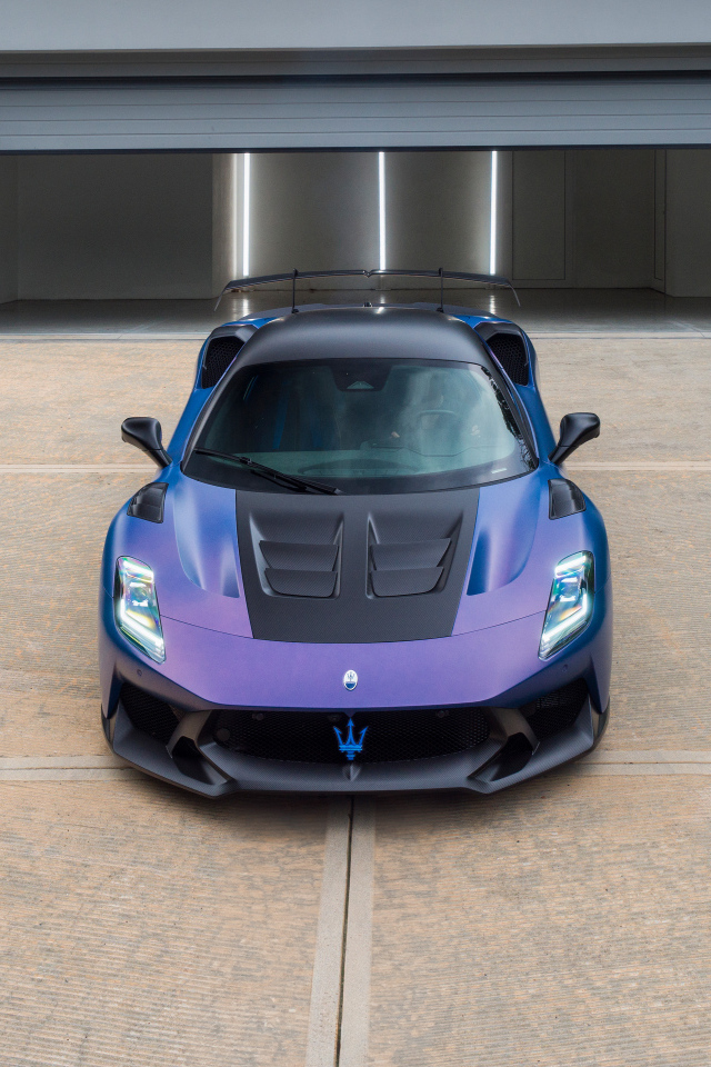 Автомобиль Maserati GT2 Stradale 2024 года у гаража