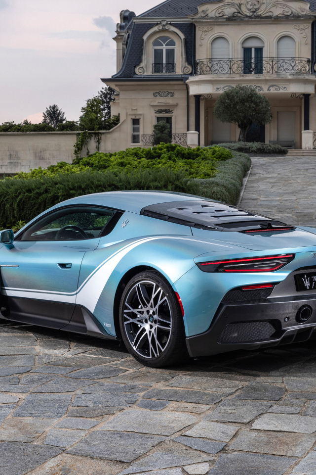 Вид сзади на автомобиль Maserati MC20 Iris 2024 года