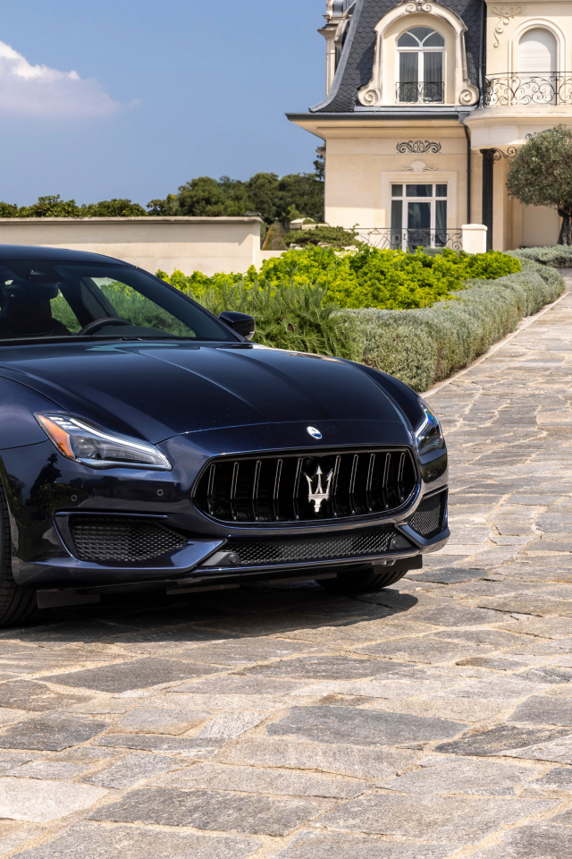 Автомобиль Maserati Quattroporte Grand Finale 2024 года у дома