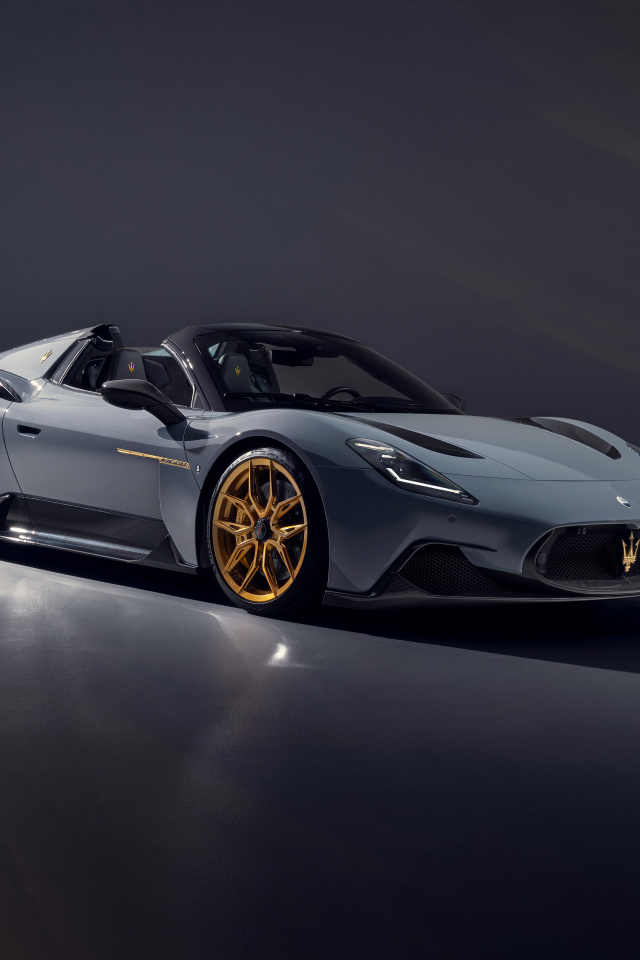 Автомобиль Novitec Maserati MC20 Cielo 2024 года на сером фоне