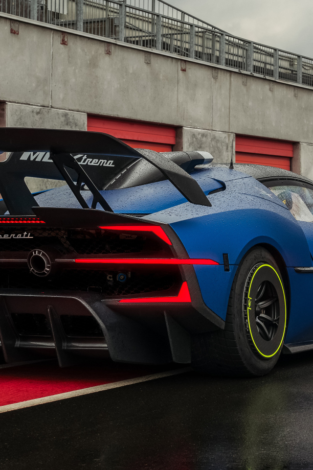 Вид сзади на автомобиль Maserati MCXtrema