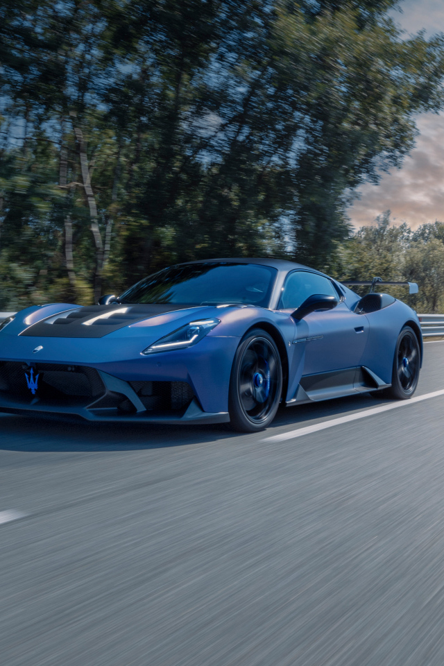 Автомобиль Maserati GT2 Stradale 2024  года на трассе