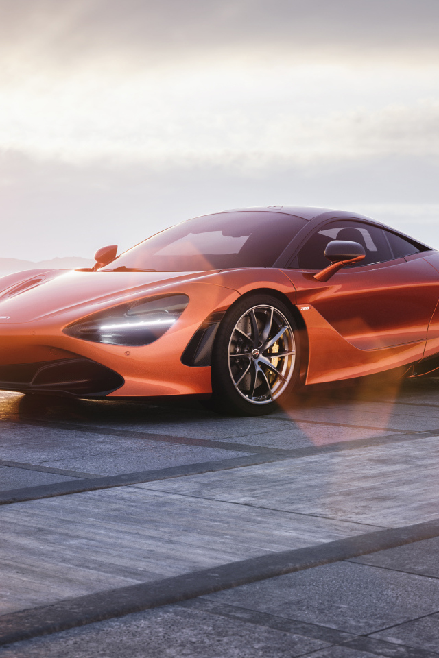 Оранжевый автомобиль McLaren 720S у озера