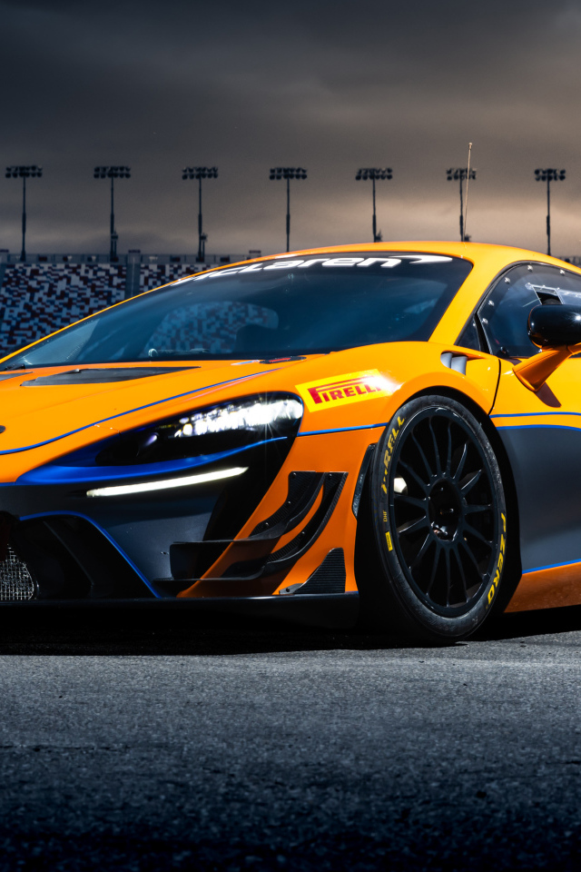 Оранжевый автомобиль McLaren Artura