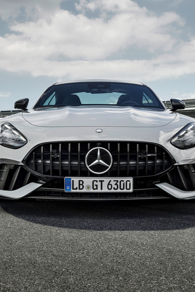 Вид спереди на автомобиль Mercedes-AMG GT 63 PRO 4MATIC+ 2024 года