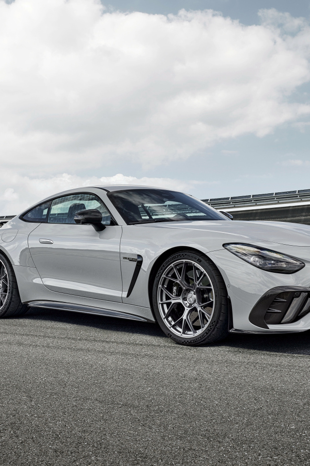 Серый автомобиль Mercedes-AMG GT 63 PRO 4MATIC+ 2024 года