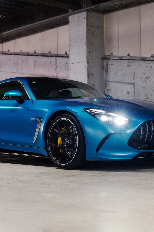 Синий автомобиль Mercedes-AMG GT 63 4MATIC+