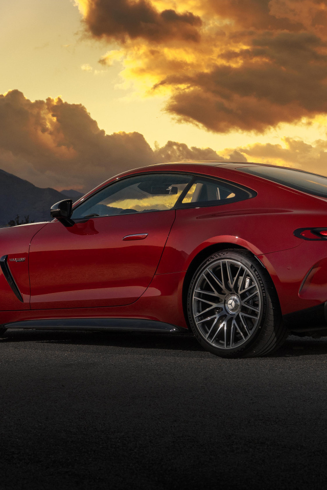 Красный Mercedes-AMG GT 63 4MATIC+ 2024 года вид сзади