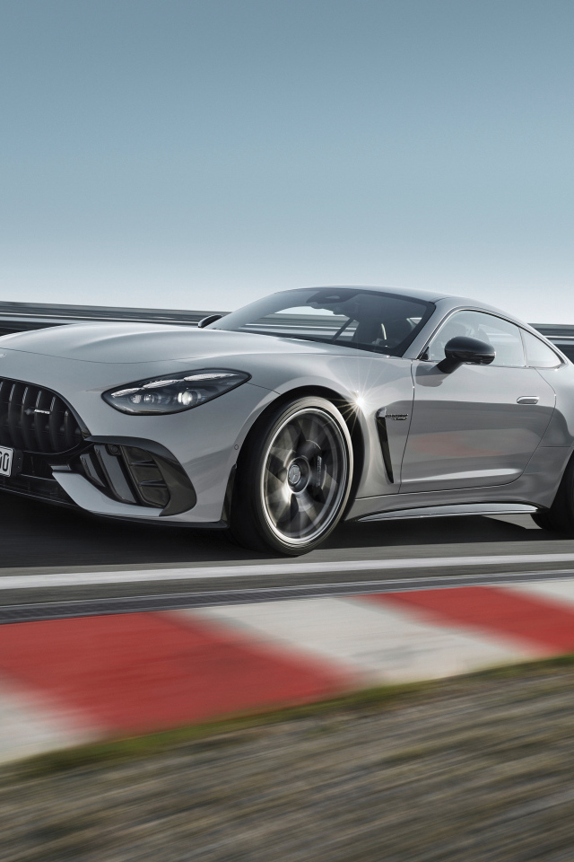 Серебристый автомобиль Mercedes-AMG GT 63 PRO 4MATIC+ 2024 года