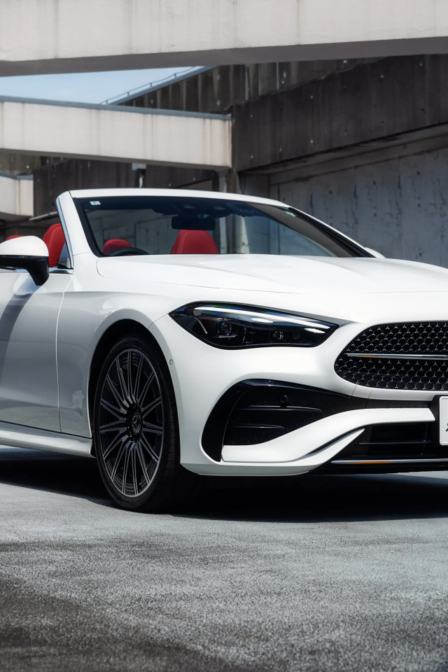 Белый кабриолет Mercedes-Benz CLE 200 AMG Line Cabrio 2024 года