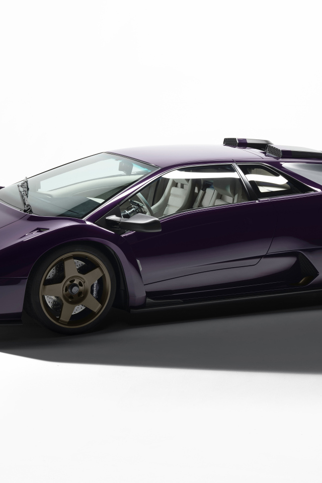 Автомобиль Eccentrica V12 2024 года на белом фоне