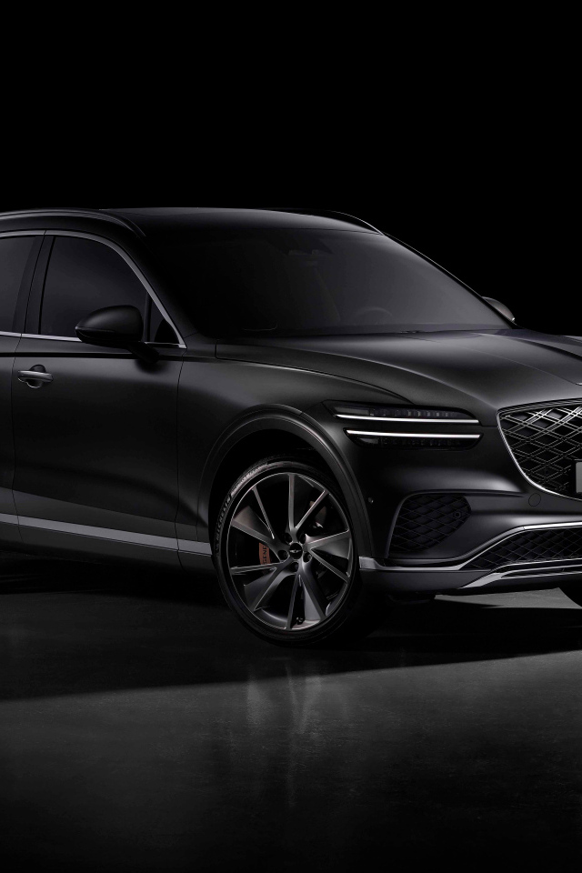 Автомобиль Genesis GV70 2024 года на черном фоне
